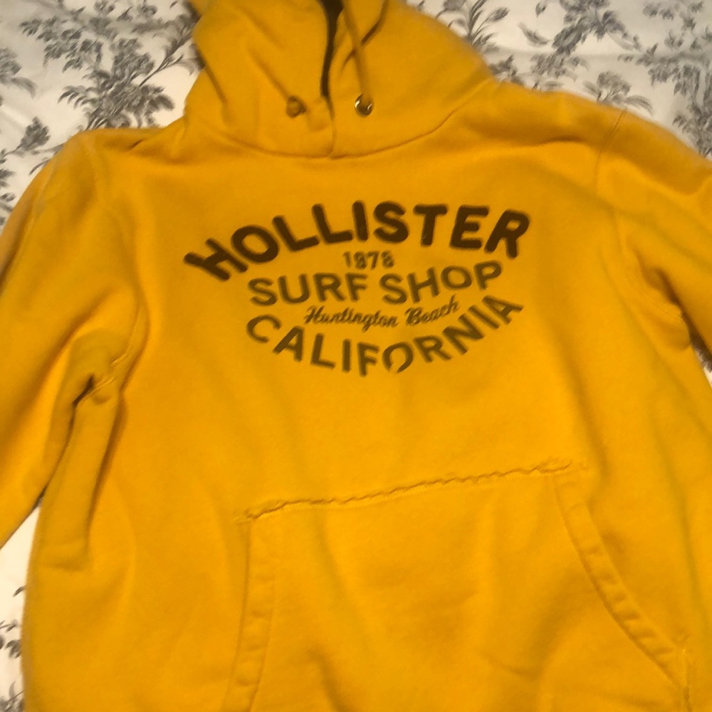 Men’s Large Hollister sweatshirt.